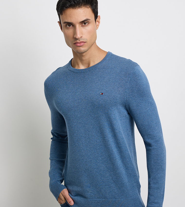 سويتر منسوج بشعار تومي مطرز 