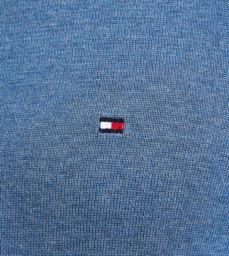 سويتر منسوج بشعار تومي مطرز 