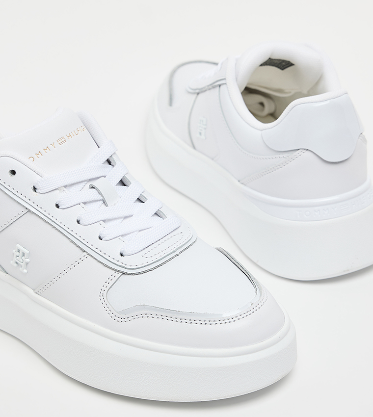 سنيكرز بلاتفورم برقبة قصيرة 