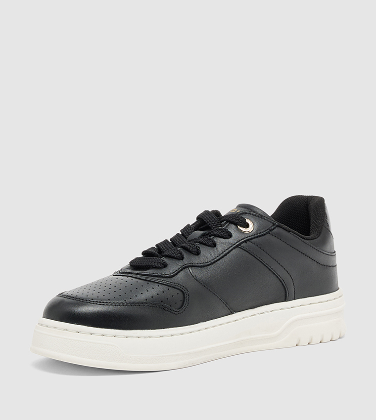 سنيكرز برباط وشعار 