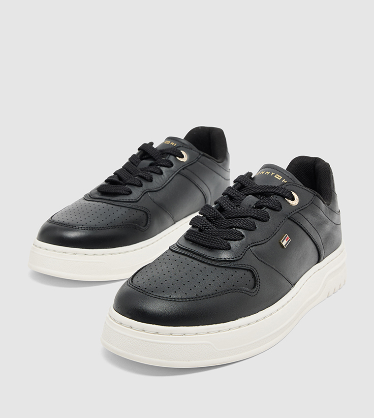 سنيكرز برباط وشعار 