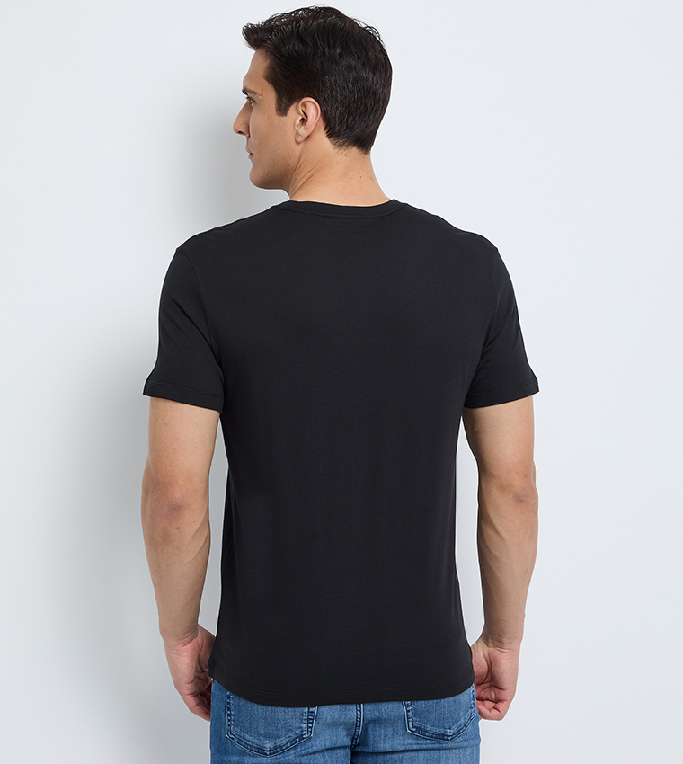 تيشيرت رجالي بطبعة شعار وقبة مستديرة 