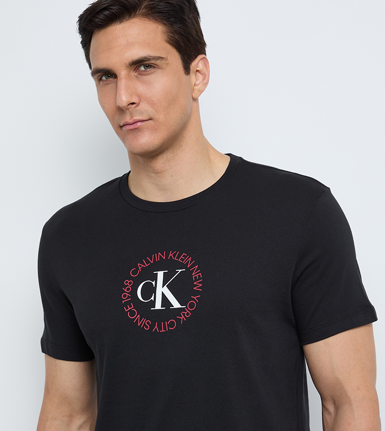 تيشيرت رجالي بطبعة شعار وقبة مستديرة 