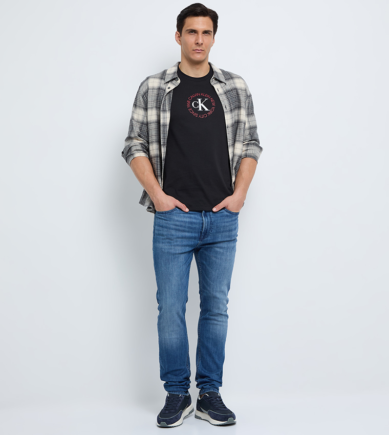 تيشيرت رجالي بطبعة شعار وقبة مستديرة 