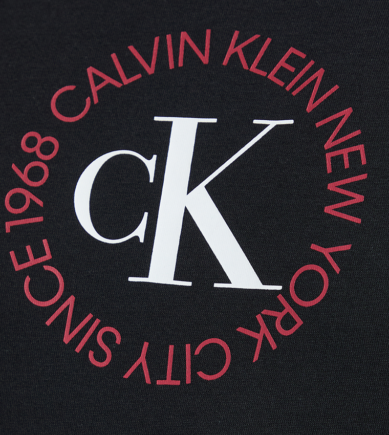 تيشيرت رجالي بطبعة شعار وقبة مستديرة 