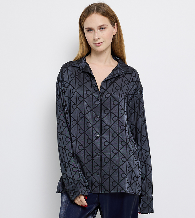 قميص بطبعة مونوغرام 