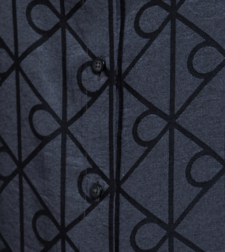 قميص بطبعة مونوغرام 