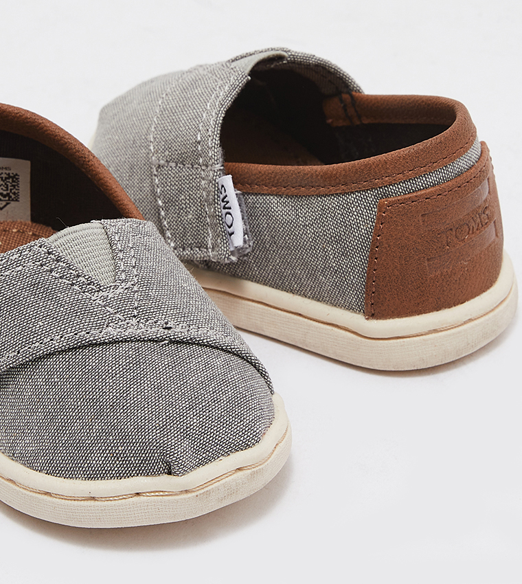 Toms seasonal classic slip sales on