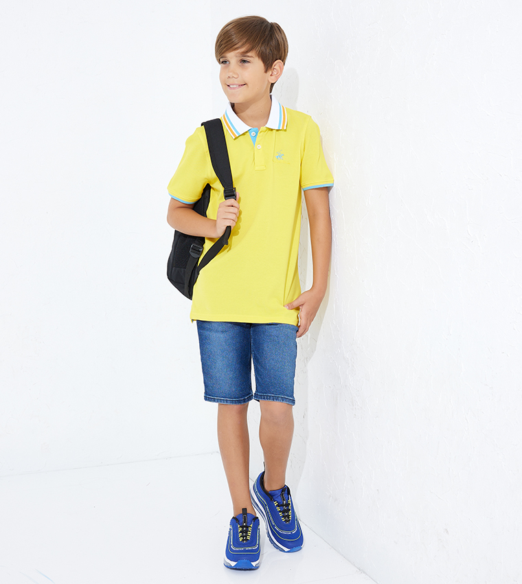 تيشيرت بولو بأكمام قصيرة ومطرز بشعار العلامة التجارية 