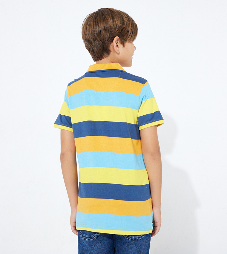 تيشيرت بولو مخطط ومطرز بشعار العلامة التجارية 