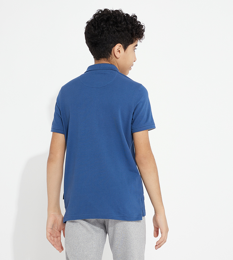 تيشيرت بولو بأكمام قصيرة مطرز بشعار الماركة