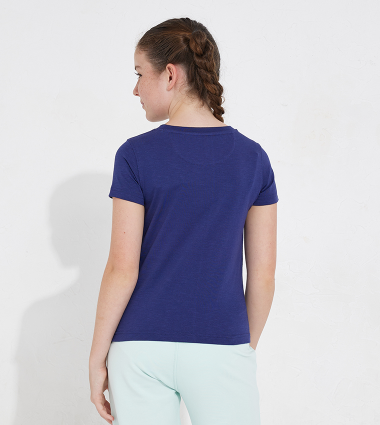 تيشيرت بأكمام قصيرة وطبعة 