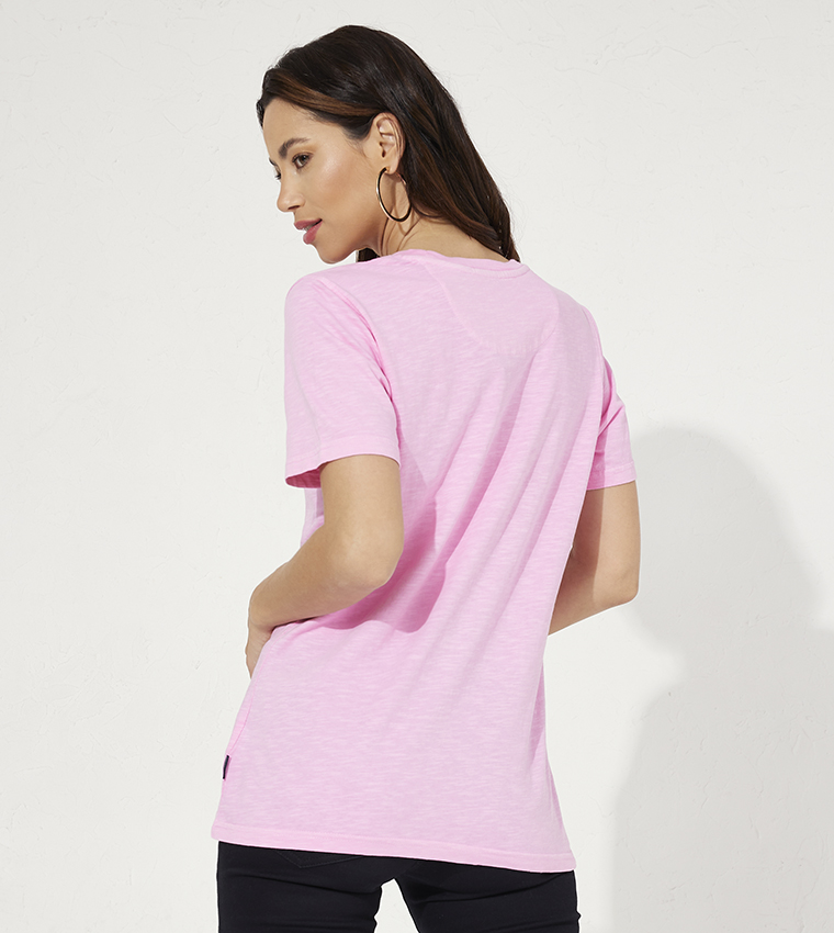 تيشيرت بطبعة شعار الماركة