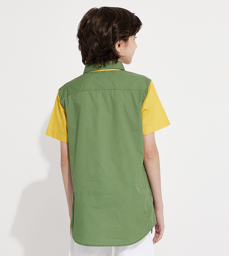 تيشيرت بولو بأكمام قصيرة وألوان متناسقة 