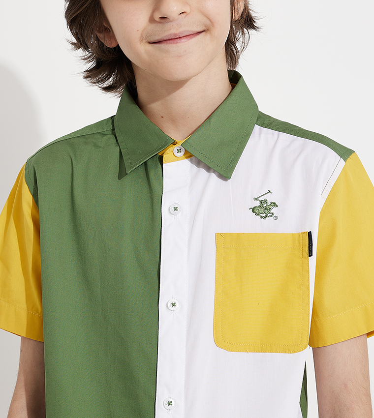 تيشيرت بولو بأكمام قصيرة وألوان متناسقة 