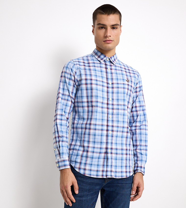 قميص بأكمام طويلة وشعار مطرز 