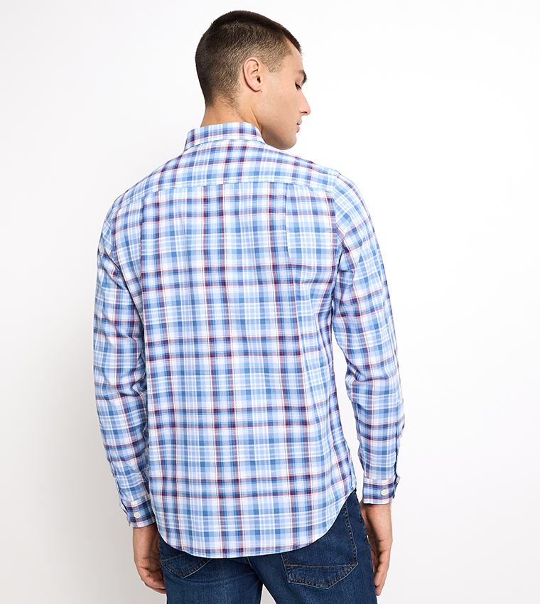 قميص بأكمام طويلة وشعار مطرز 