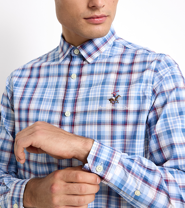 قميص بأكمام طويلة وشعار مطرز 