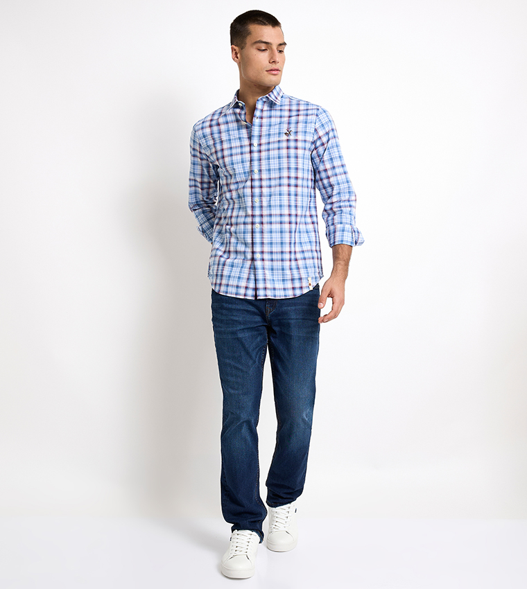 قميص بأكمام طويلة وشعار مطرز 