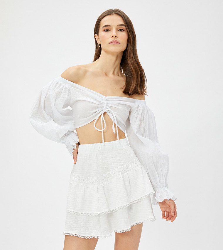 تنورة طبقات بحواف دانتيل