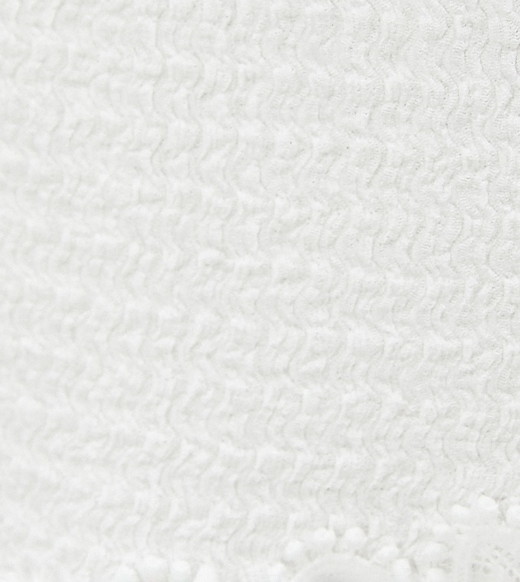 تنورة طبقات بحواف دانتيل