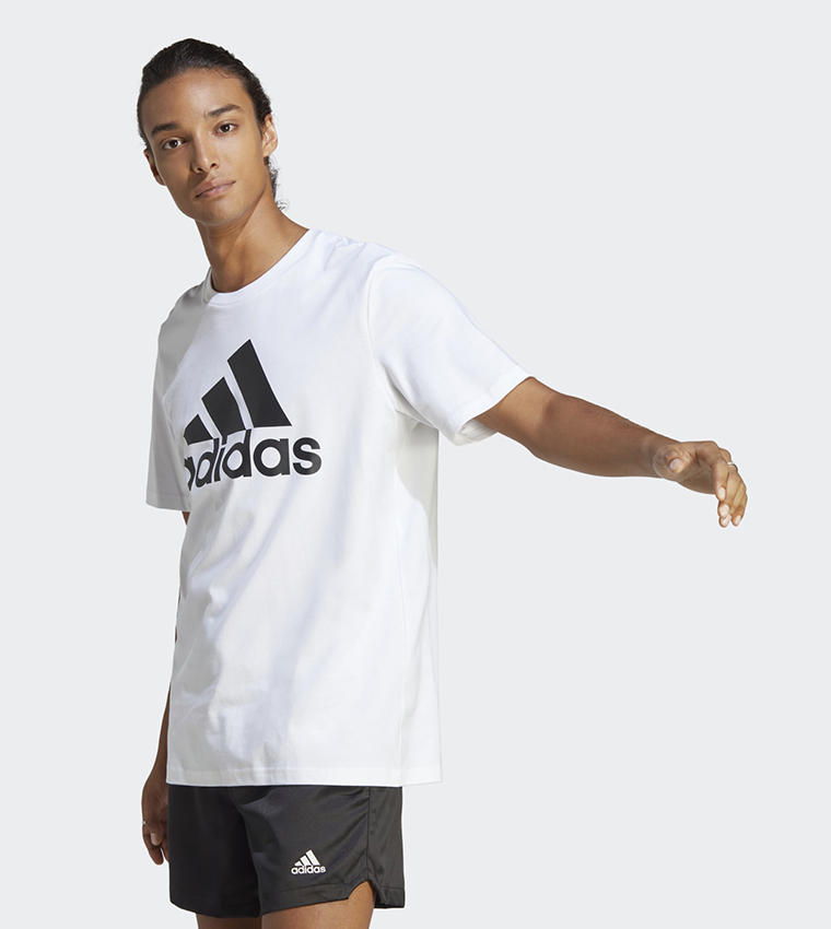 تيشيرت رياضي بياقة مستديرة وطبعة شعار العلامة التجارية 