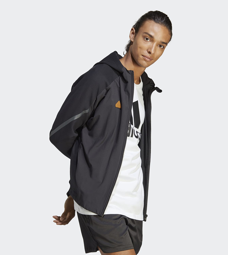 تيشيرت رياضي بياقة مستديرة وطبعة شعار العلامة التجارية 