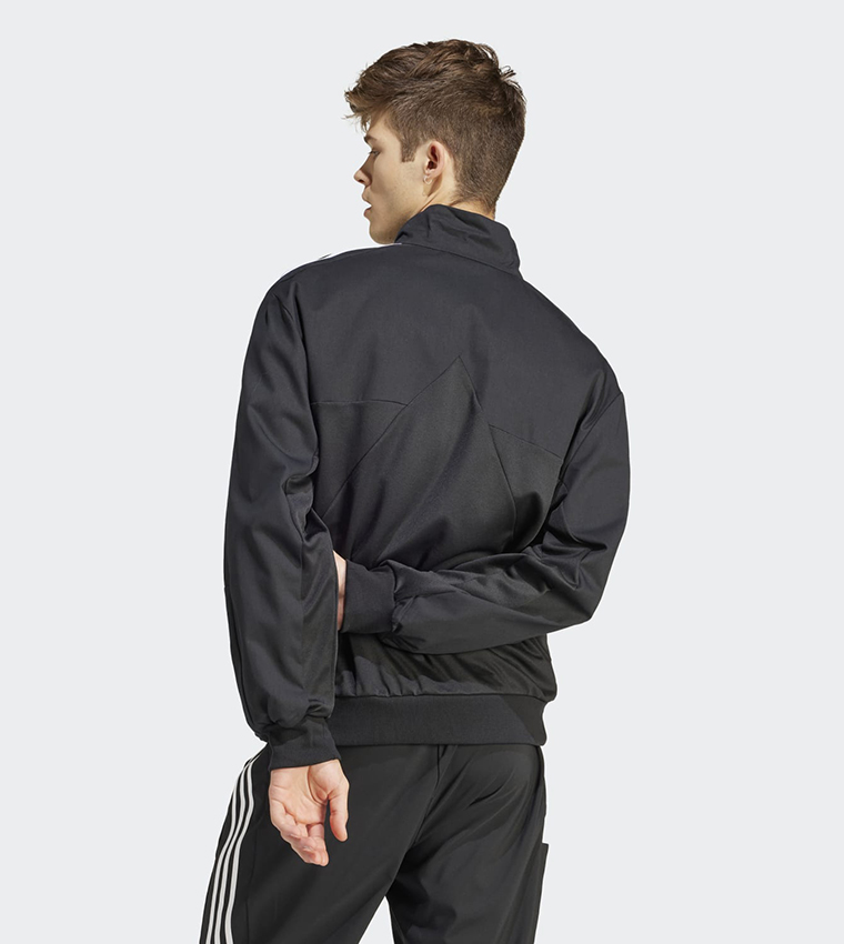 جاكيت رياضي بنصف سحاب وشعار 