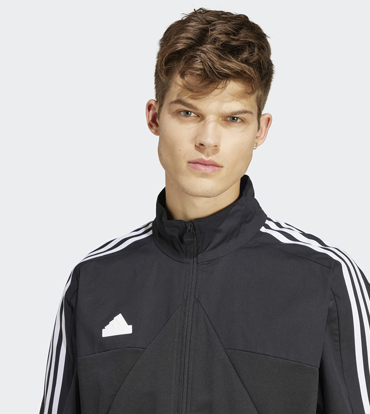 جاكيت رياضي بنصف سحاب وشعار 