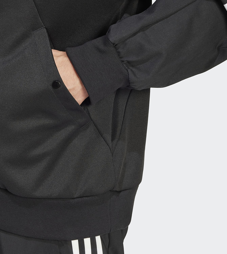 جاكيت رياضي بنصف سحاب وشعار 