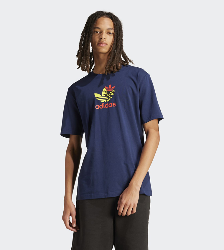 تيشيرت بأكمام قصيرة وطبعة شعار 