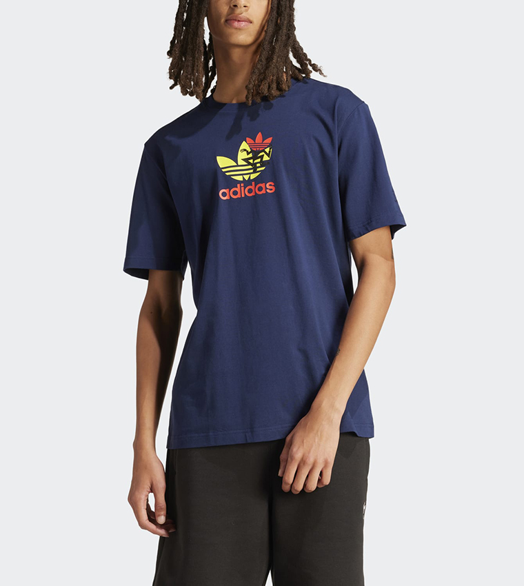 تيشيرت بأكمام قصيرة وطبعة شعار 