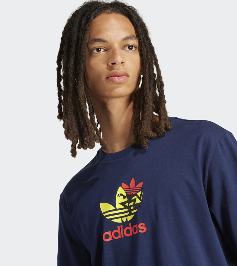 تيشيرت بأكمام قصيرة وطبعة شعار 