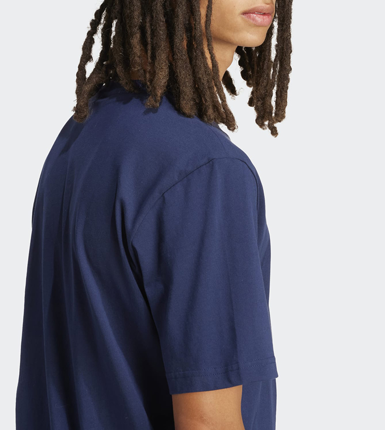 تيشيرت بأكمام قصيرة وطبعة شعار 