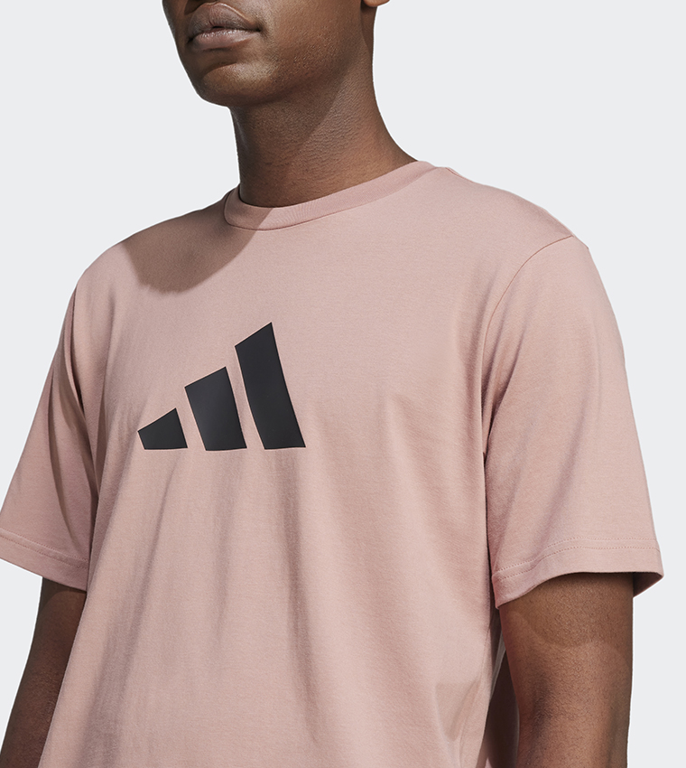 تيشيرت كاجوال بطبعة الشعار