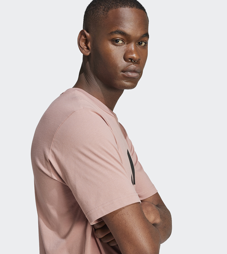 تيشيرت كاجوال بطبعة الشعار