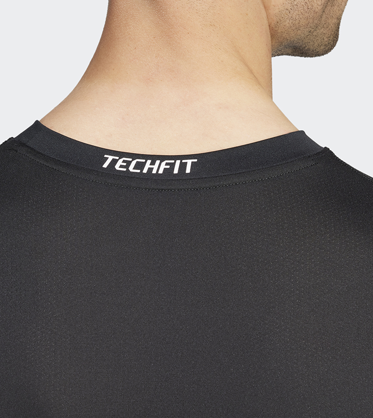 تيشيرت رياضي بأكمام طويلة 