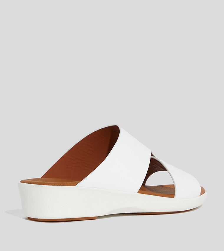 نعال بألوان متناسقة 