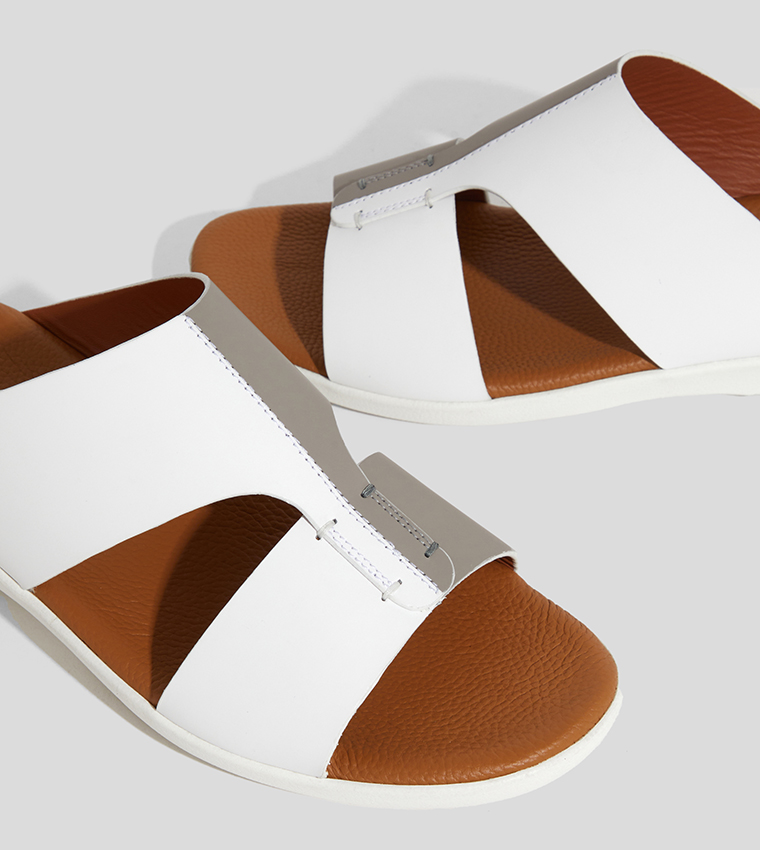 نعال بألوان متناسقة 