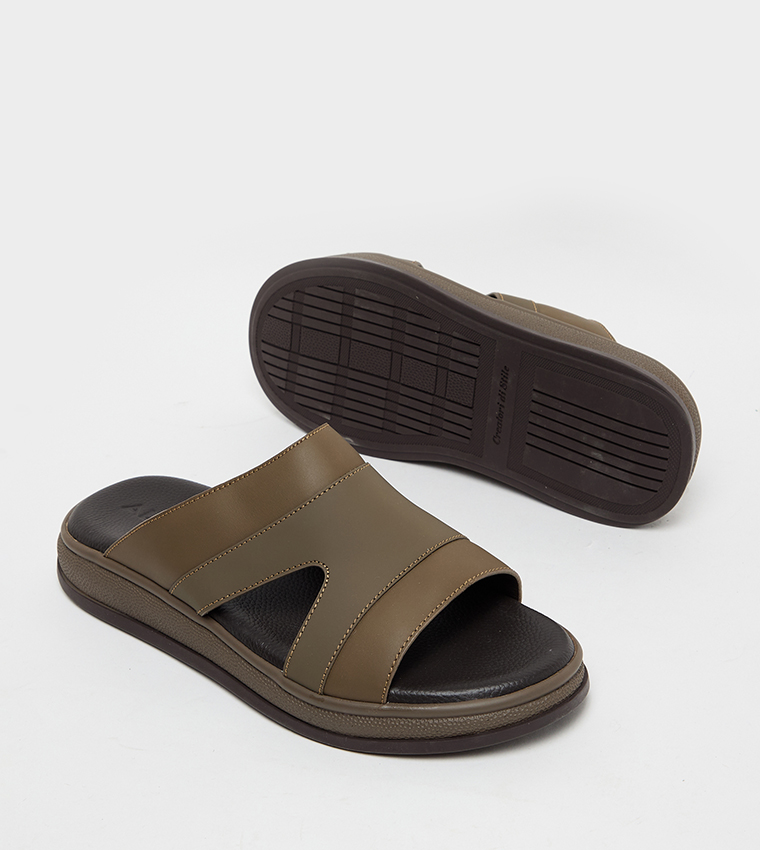 نعال بمقدمة مفتوحة 