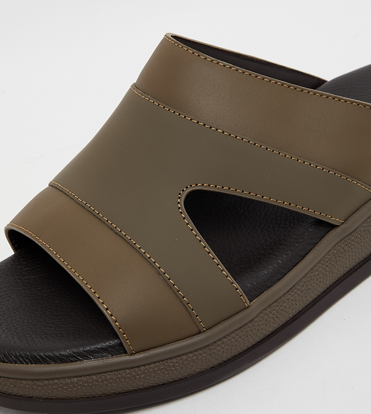 نعال بمقدمة مفتوحة 