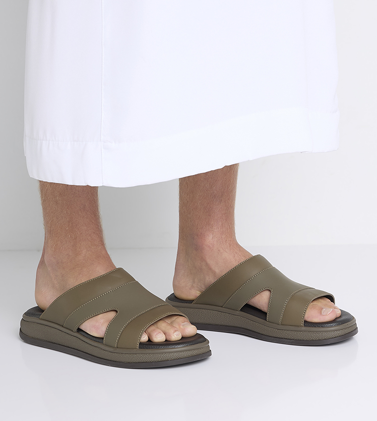 نعال بمقدمة مفتوحة 