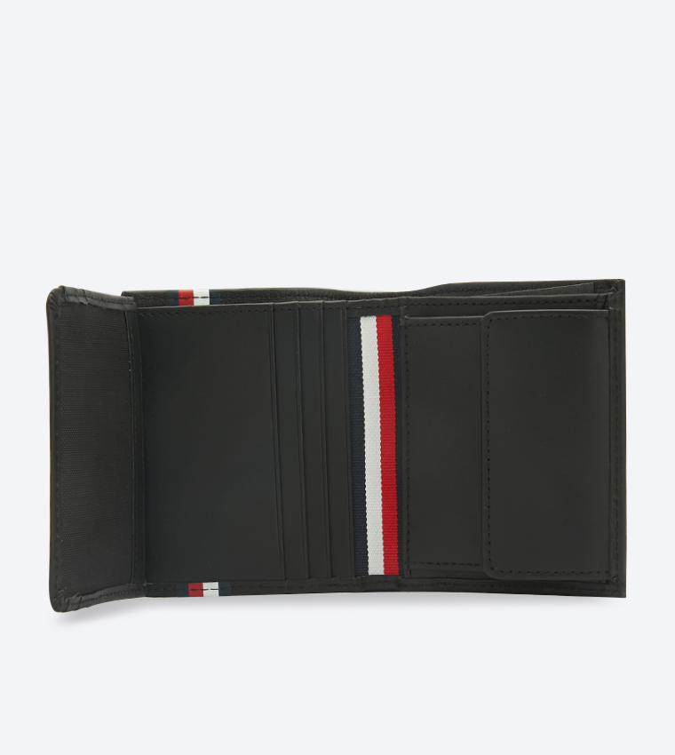 محفظة بلون أسود