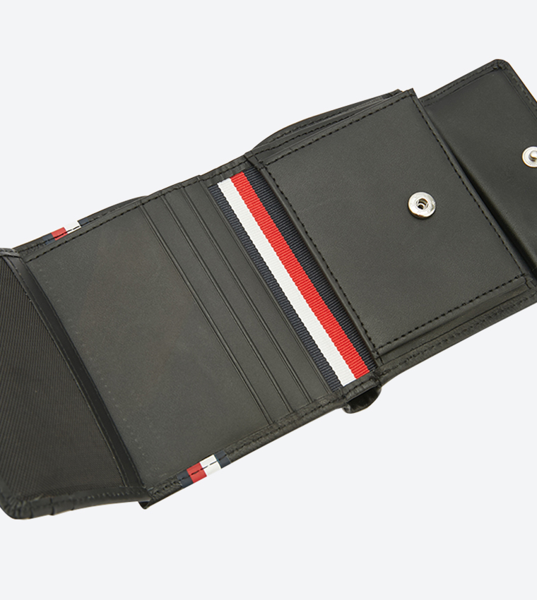 محفظة بلون أسود