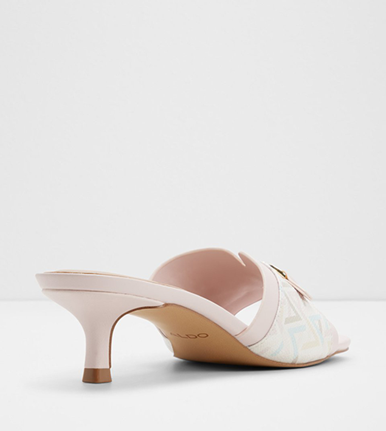 صندل بكعب وإكسسوار معدني 