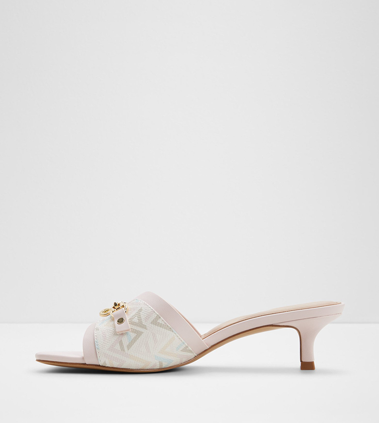 صندل بكعب وإكسسوار معدني 