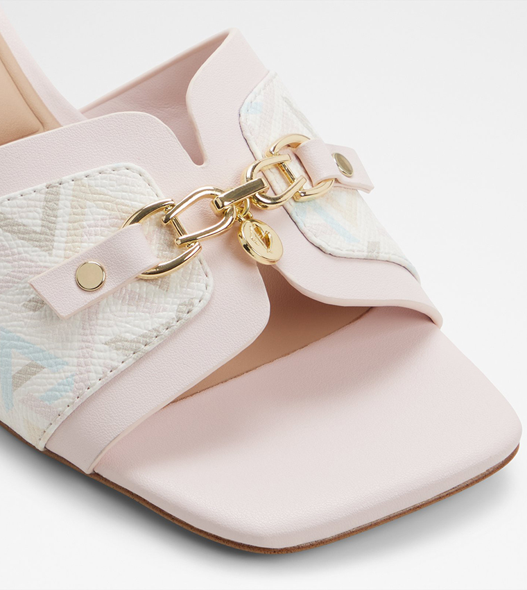 صندل بكعب وإكسسوار معدني 