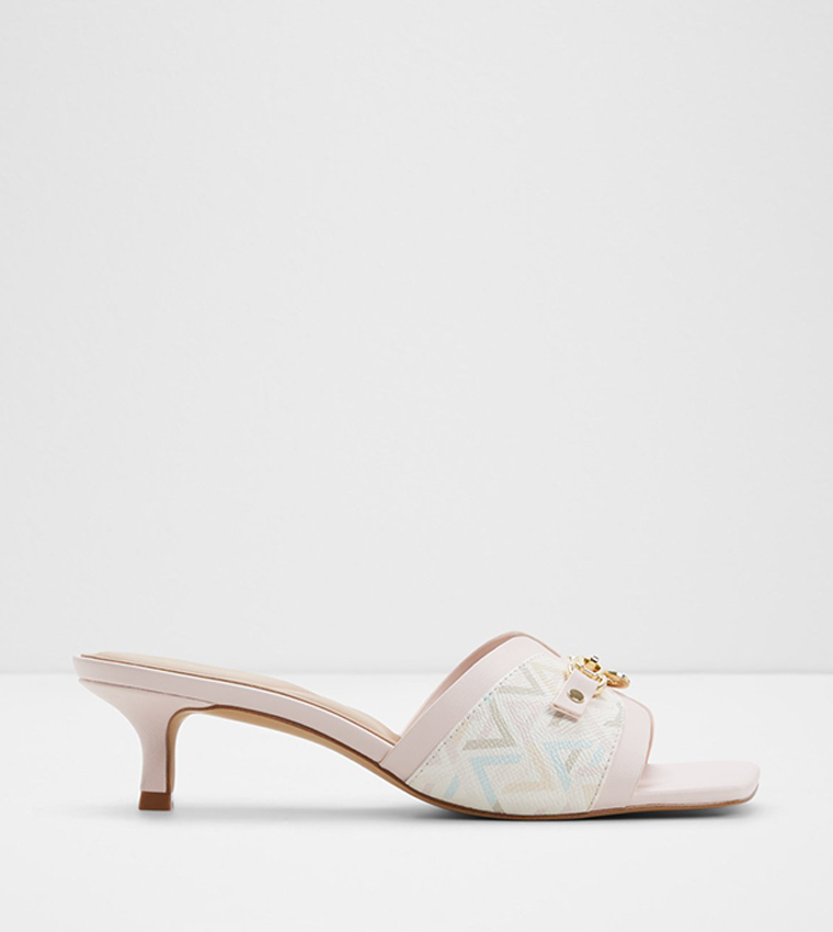 صندل بكعب وإكسسوار معدني 