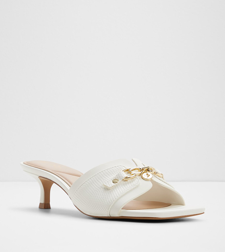 صندل بكعب وإكسسوار معدني 