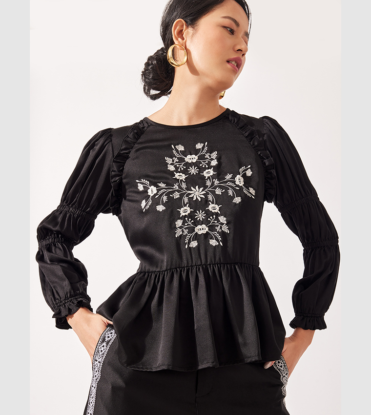 توب بأكمام منفوخة